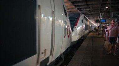 ANTIBES, FRANCE - 5 Eylül 2023: tren istasyonunda tren bekleyen insanlar. Yavaş çekim