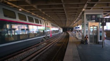 ANTIBES, FRANCE - 5 Eylül 2023: tren istasyonunda tren bekleyen insanlar. Yavaş çekim