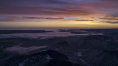 Romanya 'nın Ceahlau Ulusal Parkı' nda gün doğumuna ait hava aracı görüntüsü