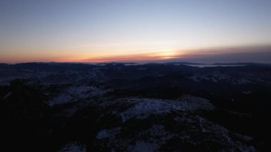 Dağlarda gün batımının hava aracı görüntüsü. Ceahlau Ulusal Parkı, Romanya