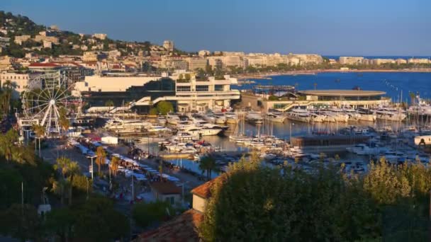 Gammal Hamn Med Pariserhjul Omgiven Båtar Och Segelbåtar Staden Cannes — Stockvideo