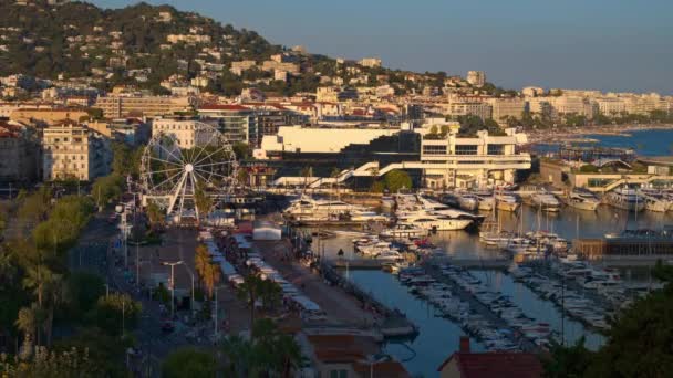 Gammal Hamn Med Pariserhjul Omgiven Båtar Och Segelbåtar Staden Cannes — Stockvideo