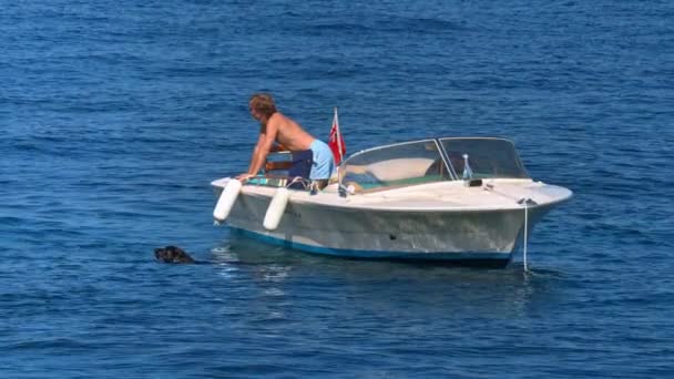 Cannes Frankrike September 2023 Människan Och Hans Hund Njuter Medelhavet — Stockvideo