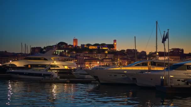 Gruppe Von Yachten Legte Der Nacht Alten Hafen Von Cannes — Stockvideo