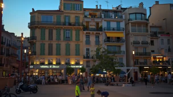 Cannes Francie Září 2023 Pěší Lidé Blízkosti Vysokých Budov Zelenými — Stock video