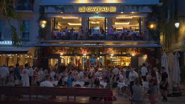 2023年9月2日 人们晚上在Le Caveau 30法国餐馆吃饭和休息 — 图库视频影像