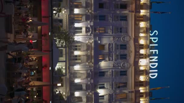 キャンセル フランス 2023 夜に歩く人々とホテルスプレー バーティカルショット — ストック動画