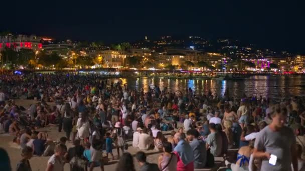 Kannes Francja Wrzesień 2023 Zatłoczona Plaża Wypełniona Ludźmi Nocą — Wideo stockowe