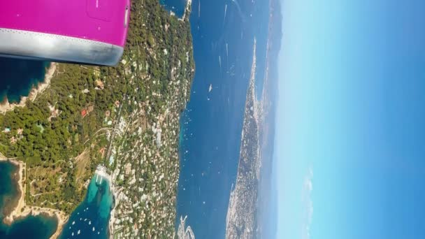 飛行機の窓から島の素晴らしい垂直ビュー スローモーション カンヌの海岸線 フランス — ストック動画