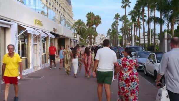Cannes Frankreich September 2023 Spaziergänger Abend Auf Dem Boulevard Croisette — Stockvideo