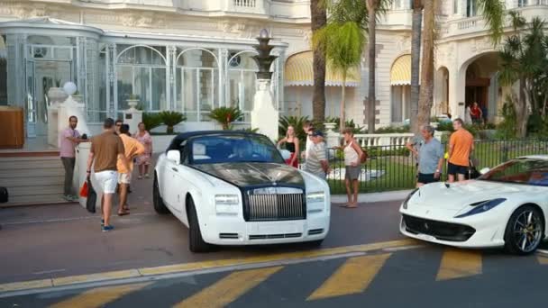 Cannes Francia Septiembre 2023 White Rolls Royce Sale Del Aparcamiento — Vídeos de Stock