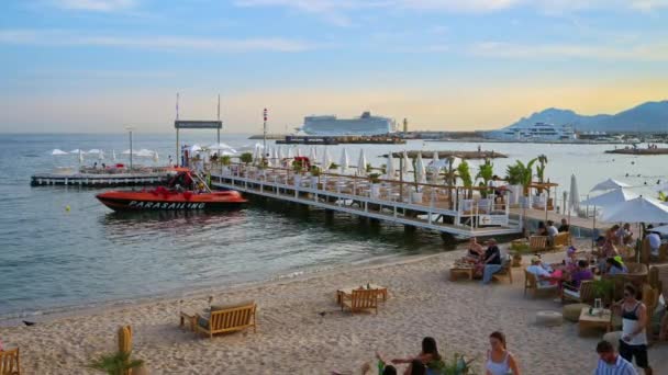 Cannes França Setembro 2023 Praia Privada Barreira Majestosa Perto Avenida — Vídeo de Stock