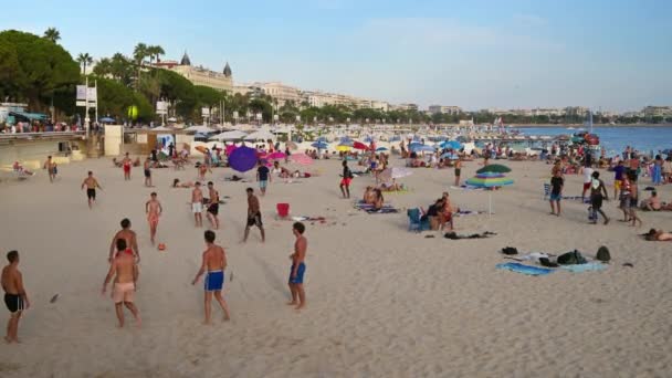 Cannes Frankreich September 2023 Überfüllter Croisette Strand Mit Menschen Und — Stockvideo