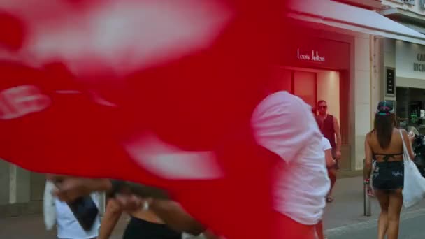 フランス セプター5 2023 通りでブランドの赤い旗を振ってL Arcナイトクラブを促進する黒人男性 — ストック動画