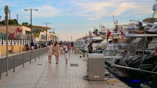 Cannes Frankrike September 2023 Vandrande Människor Piren Nära Båtarna — Stockvideo