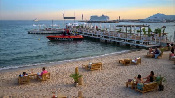 Cannes Francia Settembre 2023 Spiaggia Privata Maestosa Barriere Vicino Viale — Video Stock