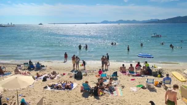 Juan Les Pins França Setembro 2023 Pessoas Desfrutando Praia Dia — Vídeo de Stock