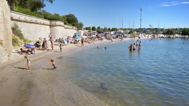 フランスのPins France September 2023 晴れた日にポートガリスビーチを楽しんでいる人々 — ストック動画