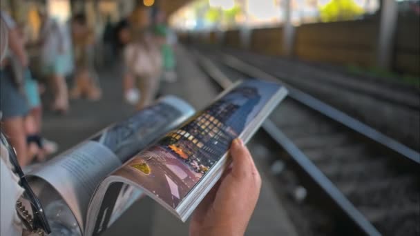 Антибес Франция Сентября 2023 Женщина Читает Журнал Вокзале Ожидая Поезда — стоковое видео