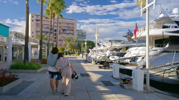 Golfe Juan France September 2023 ポートカミーリャは晴れた日に豪華なヨットと並んでいました 港を歩いている人々 — ストック動画