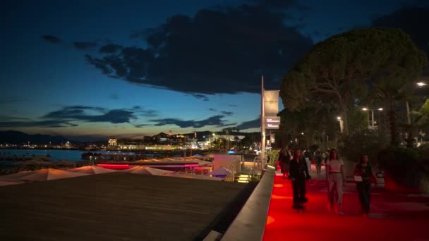 Cannes Frankrijk September 2023 Wandelende Mensen Boulevard Croisette Avond — Stockvideo