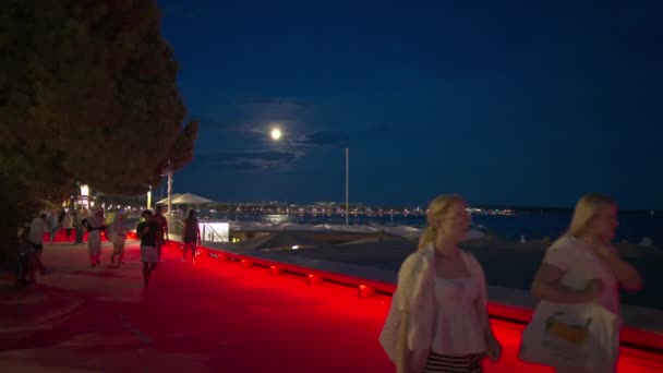 Cannes França Setembro 2023 Caminhando Pessoas Avenida Croisette Noite — Vídeo de Stock