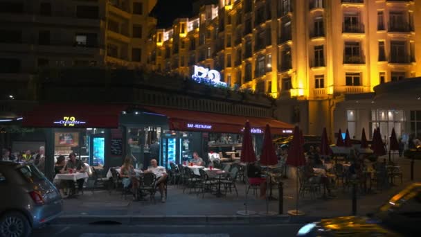 Cannes Frankrike September 2023 Restaurang Boulevarden Croisette Kvällen Flytta Bilar — Stockvideo
