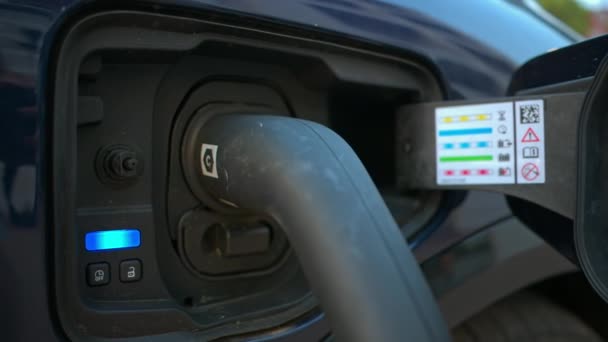 電気自動車に接続された充電器の閉鎖 — ストック動画