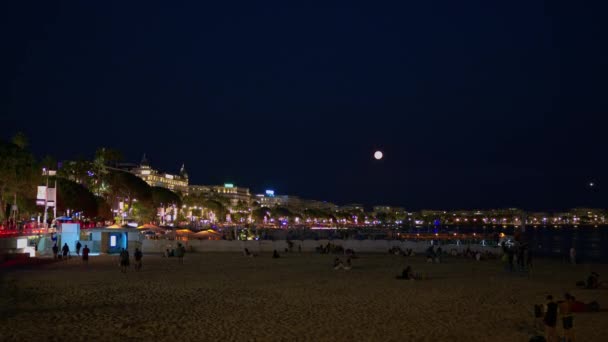 フランスのカンヌで夜の大通りラ クロワゼット近くのビーチで休む人々 — ストック動画