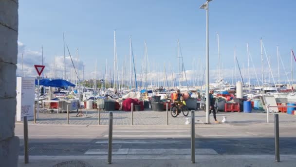 Antibes Frankrike September 2023 Människor Promenader Längs Port Vauban Full — Stockvideo