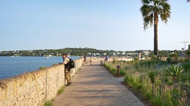 法国Antibes 2023年9月5日 日落时分 人们在地中海海滨的Potes花园散步 欣赏地中海美景 — 图库视频影像