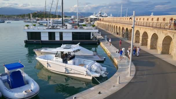 Antibes France Eylül 2023 Günbatımında Vauban Limanı Yanaşan Lüks Yatların — Stok video