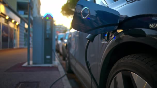 Antibes France September 2023 日没時に公共充電ステーションで充電する電気自動車 — ストック動画