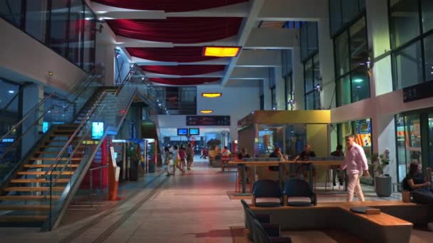 Kannes Francja Wrzesień 2023 Wieczorem Osoby Spacerujące Hali Dworca Kolejowego — Wideo stockowe