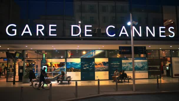 Cannes France September 2023 Люди Йдуть Біля Входу Вокзал Ввечері — стокове відео