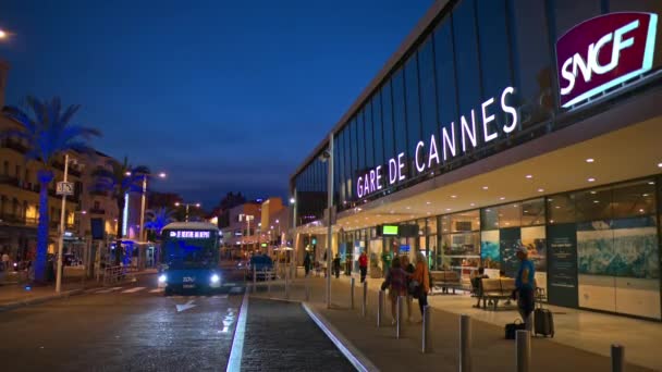Cannes Frankreich September 2023 Fußgänger Und Busse Eingang Zum Bahnhof — Stockvideo