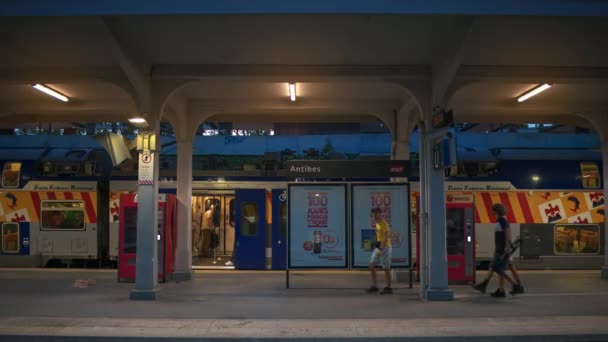 Cannes Francia Septiembre 2023 Tren Sale Estación Tren Por Noche — Vídeos de Stock