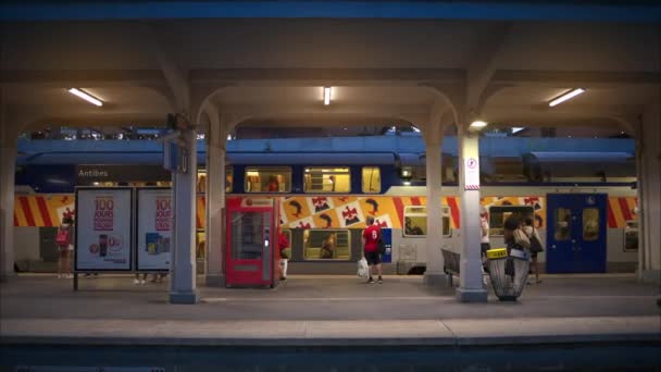 Каннны Франция Сентября 2023 Вечером Поезд Отходит Железнодорожного Вокзала Медленное — стоковое видео