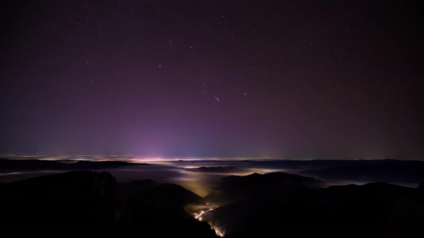 Gwiazdy Nocy Timelapse Górach Ruchomymi Chmurami Park Narodowy Ceahlau Rumunia — Wideo stockowe