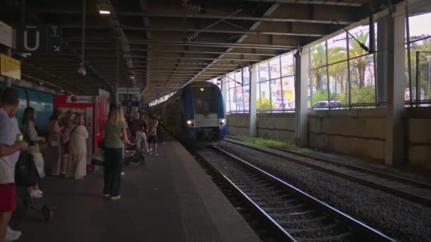 Antibes Francia Septiembre 2023 Estación Tren Con Gente Esperando Tren — Vídeos de Stock