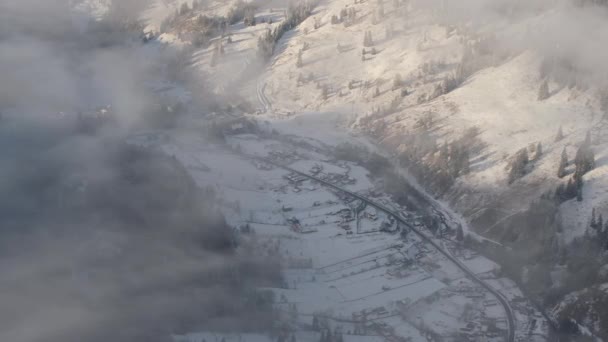 Luchtfoto Drone Uitzicht Winter Bergen Met Mist Ceahlau National Park — Stockvideo