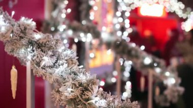 Gümüş kırmızısı ve beyaz noel oyuncakları ve mücevherleri bir Noel pazarında