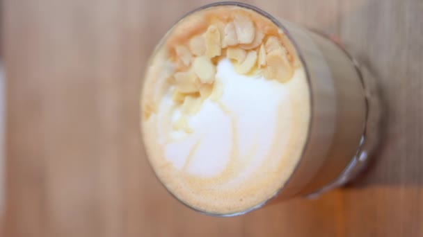 Przezroczyste Szkło Kawą Mleko Orzechami Drewnianym Stole — Wideo stockowe