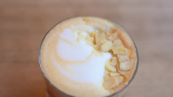 Przezroczyste Szkło Kawą Mleko Orzechami Drewnianym Stole — Wideo stockowe