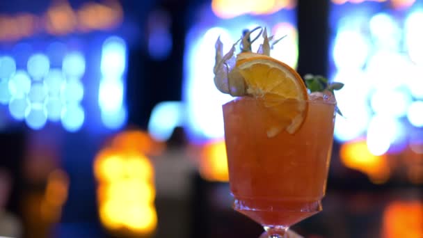 Cocktailglas Mit Orangensaft Und Wodka Einem Restaurant Mit Neonlicht Der — Stockvideo
