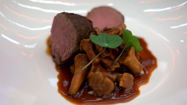 在餐馆里用蘑菇切碎牛肉桩 — 图库视频影像