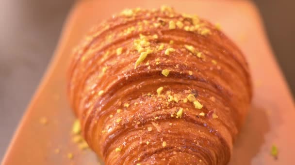 Fermer Croissant Français Avec Pistaches Sur Dessus — Video