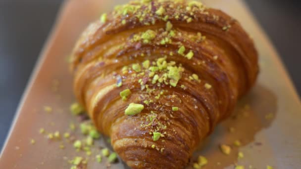 Close Croissant Francês Com Pistache Nozes Cima — Vídeo de Stock
