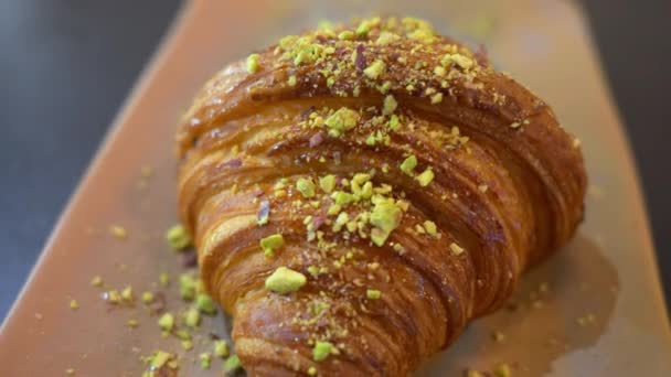 Französisches Croissant Aus Nächster Nähe Mit Pistazienkernen Darauf — Stockvideo