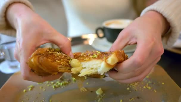 Mulher Quebrando Croissant Francês Com Creme Pistache Café — Vídeo de Stock